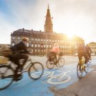 一歩先を行く自転車先進国のデンマーク、自転車渋滞を防ぐための電子標識を導入