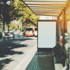 偽のバス停で「帰れる」と錯覚。認知症患者の行方不明を防止する