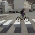 トリックアートで交通事故を防ぐ。アイスランドに登場した、立体に見える横断歩道