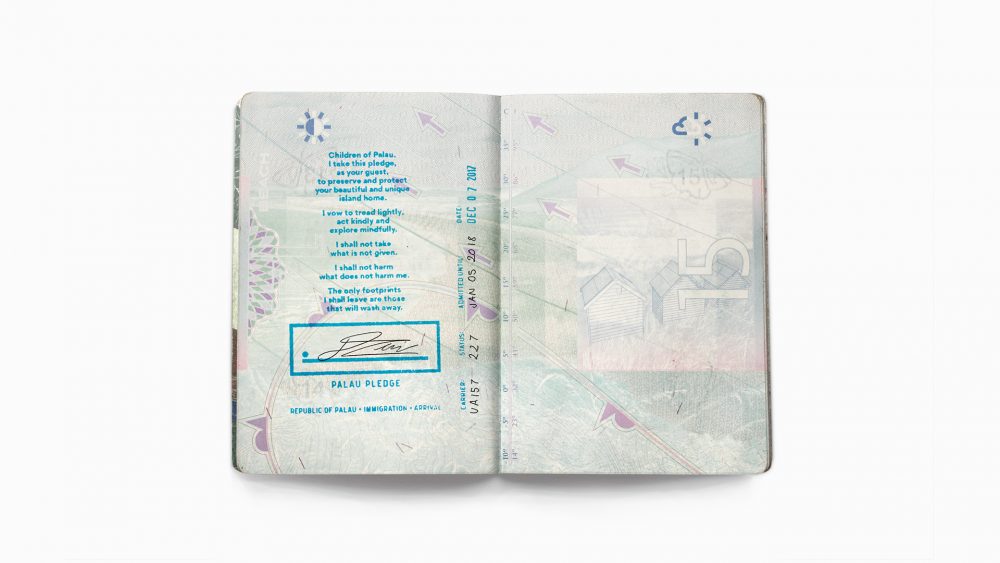 パスポートに誓約書のスタンプが押される