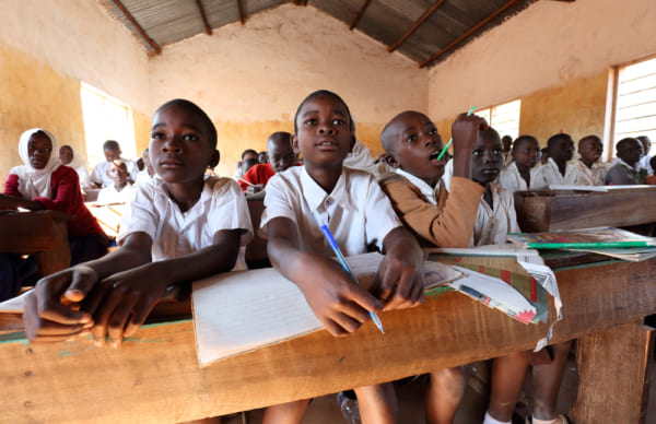 アフリカの学校で席に座っている子どもたち
