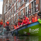 アムステルダムの運河でプラスチック釣り。ボートツアーで”価値ある”素材を集めよう