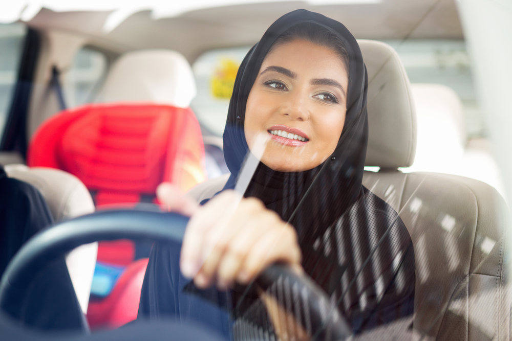 サウジアラビアで運転免許証を発行された女性