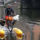 「人類の未来が危ない。」テムズ川を“水上サイクリング”しながらゴミを集める活動家