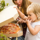 英政府がピザなどの食品のカロリー規制を検討。子どもの深刻な肥満問題を解決するか？