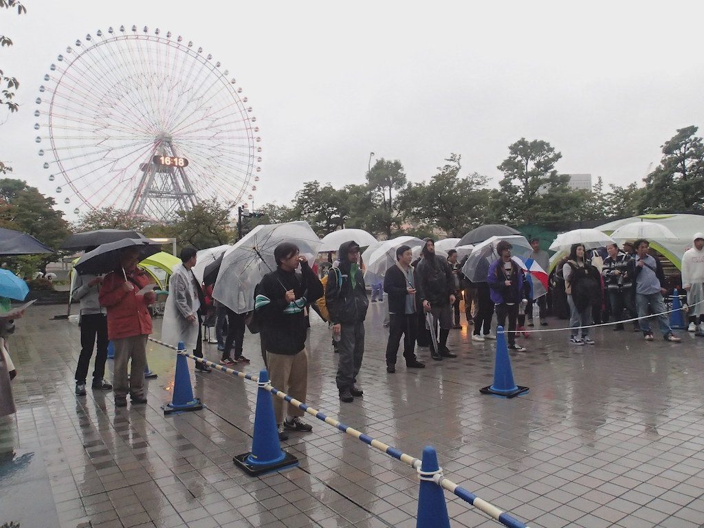 横浜みなとみらいで雨の中ライブを見ている観客