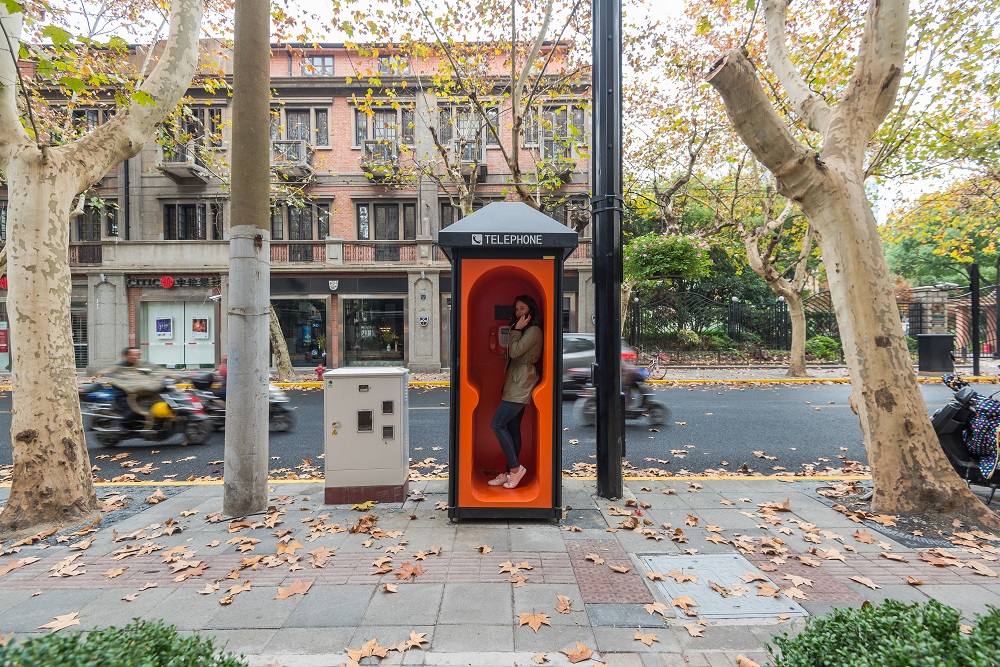 オレンジ電話ボックス