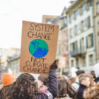 世界中の若者たちが学校を休んで気候変動への対策を訴えた。#FridaysForFuture デモから私たちが学べること