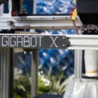 プラスチックごみでモノづくり。サーキュラーエコノミー時代の3Dプリンター「Gigabot X」