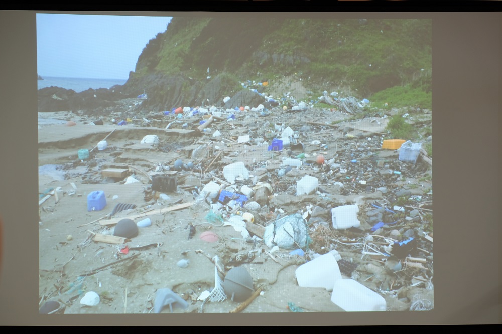 長崎県の無人島に漂着したゴミ。拾いに行くことはできない。