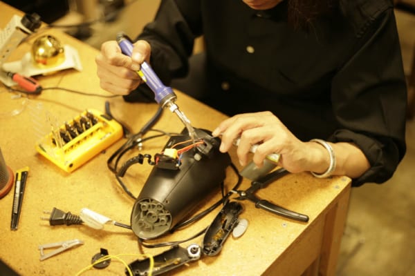 電気機器を参加者自身が修理する、ファブラボ世田谷の「リペアラボ」