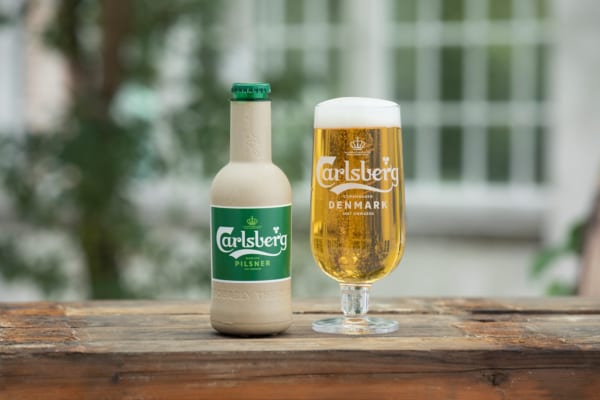 デンマークのカールスバーグが開発する、紙製飲料ボトル「グリーンファイバーボトル」