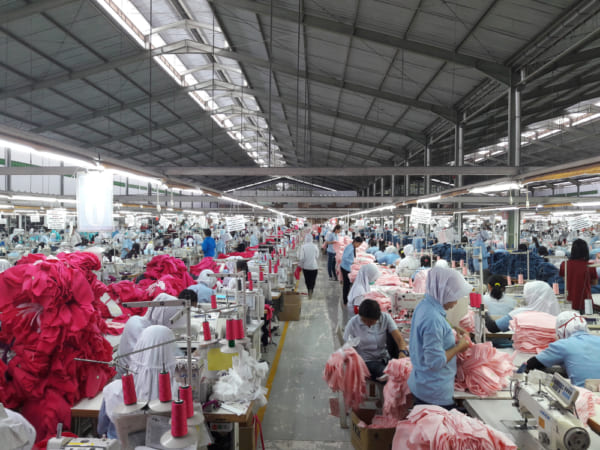 裁縫工場で働く人々