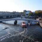 アムステルダムの運河に誕生した、プラスチックごみの海洋流出を防ぐ「泡のカーテン」