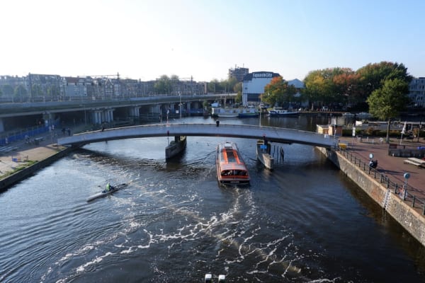 アムステルダムの運河に誕生。プラごみの海洋流出を防ぐ「泡のカーテン」