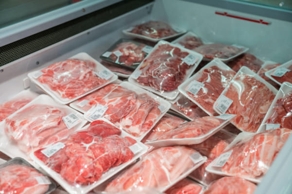 プラ製肉用トレーや持ち帰りカップを段階的に禁止するニュージーランドの政策