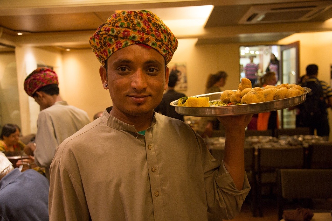 プラごみと引き換えに食事を提供するインドのカフェ