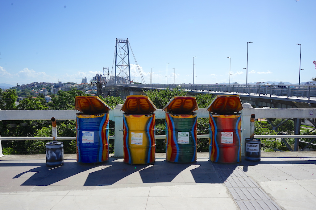 エルシリオ ルース橋前に設置してあるカラフルなゴミ箱