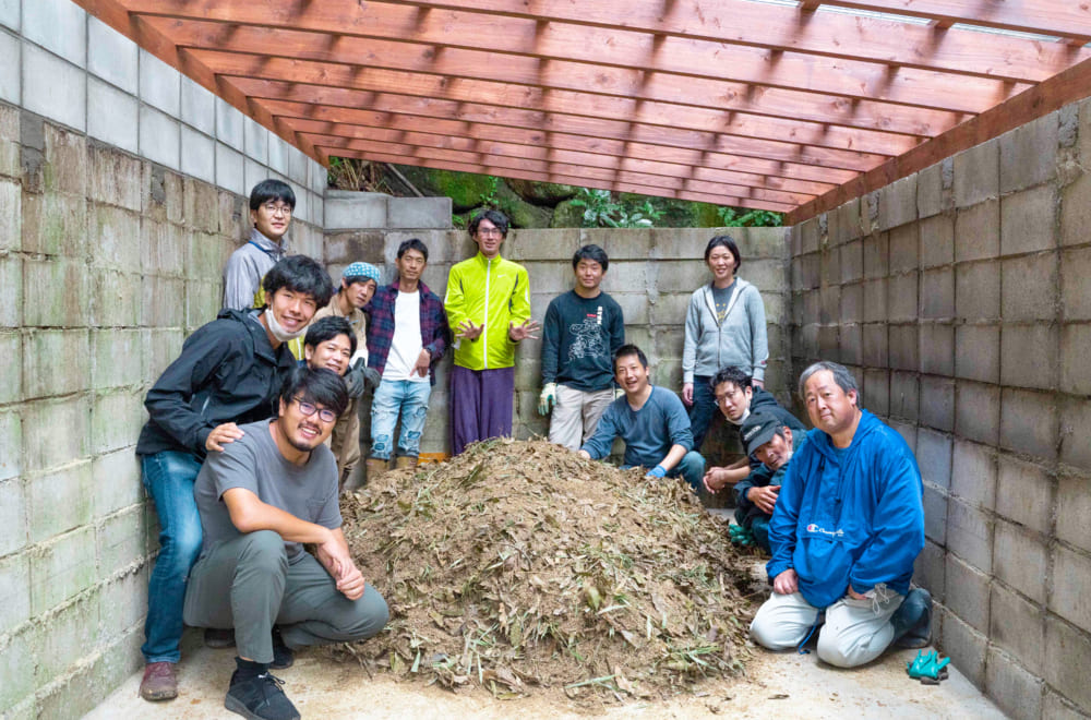 黒川温泉一帯の方々と初めての堆肥仕込み。写真左が安居さんと鴨志田さん