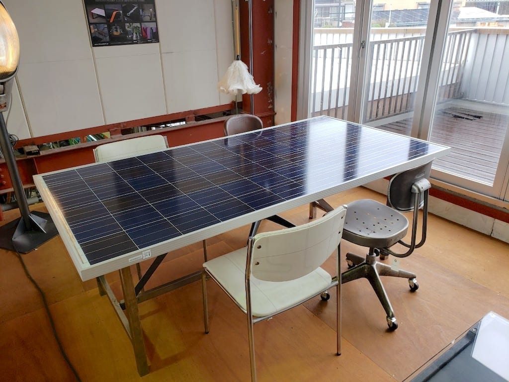ソーラーパネルをアップサイクルして作ったテーブル
