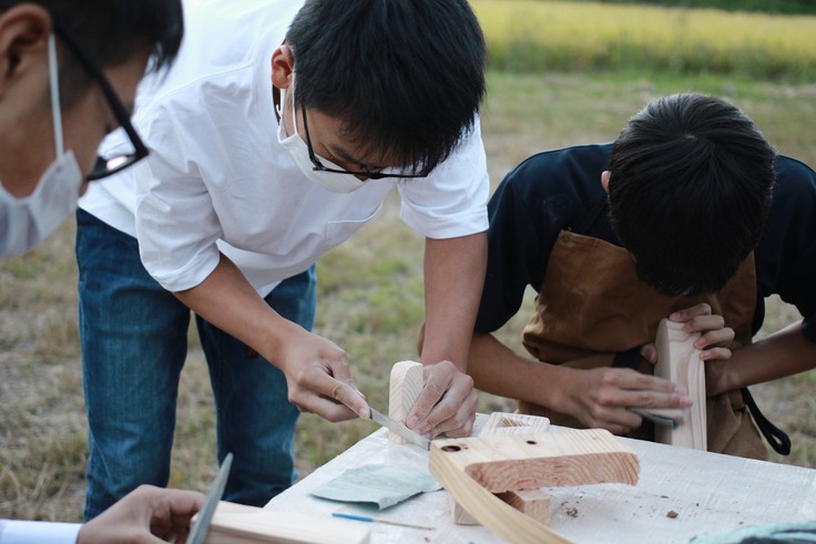 木材を加工するFabClub南小国の中学生