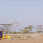 学校で携帯をチャージできる「牛」が登場。太陽光でタンザニアの子供に教育機会を提供へ