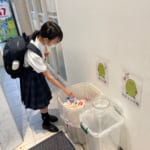 グリコが学校に17アイス自販機を設置。中高生が学ぶプラスチックとの付き合いかた width=