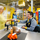 オランダのスーパーで「世間話専用レジ」広がる。コロナによる孤独感を解消へ