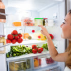 消費期限が近い食材は、赤に。家庭からの食品ロスを防ぐスマートタグ