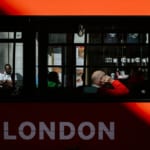 ロンドン名物の二階建てバスがホームレス相談所に width=