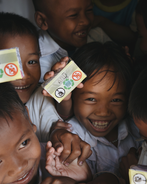 Eco-Soap Bankの石鹸を受け取ったカンボジアの小学生たち