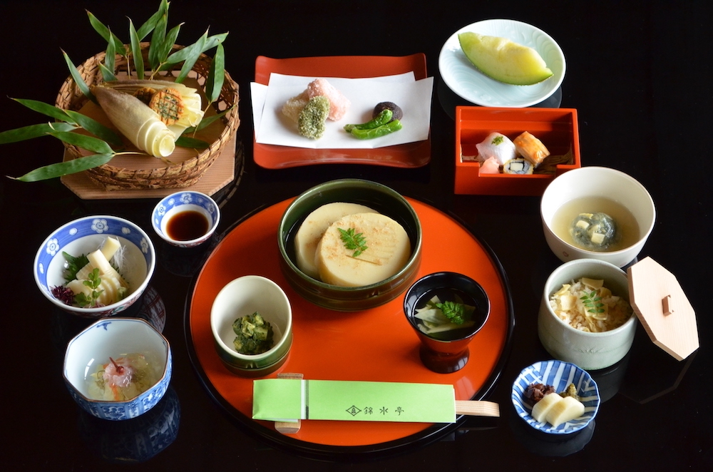 錦水亭の懐石料理。古くからタケノコの産地であった長岡京市の歴史を感じ、ストーリーと共に味わった。