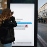 声で救える孤独もある。ロンドンの街で広がった「励まし」掲示板 width=