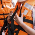 ペットボトル3本で命を救う。英国の学生がごみから作った救命胴衣