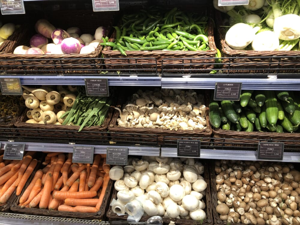 フランスのスーパーの野菜売り場