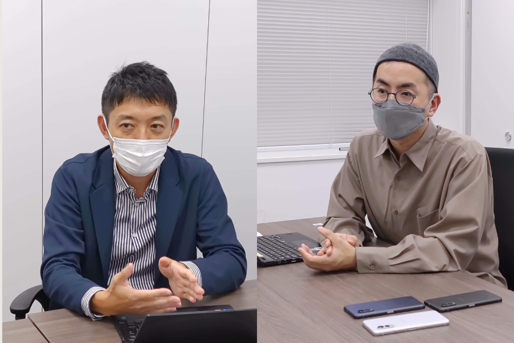 左から、FCNTの田中さん、新井さん。社内ミーティングの様子