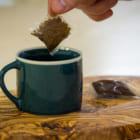 コーヒーバッグごと「飲む」時代が来るか。プラ包装の代わりになる“海藻”包装、開発中