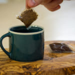 コーヒーバッグごと「飲む」時代が来るか。プラ包装の代わりになる“海藻”包装、開発中 width=