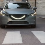 歩行者に微笑みかける自動運転車 width=