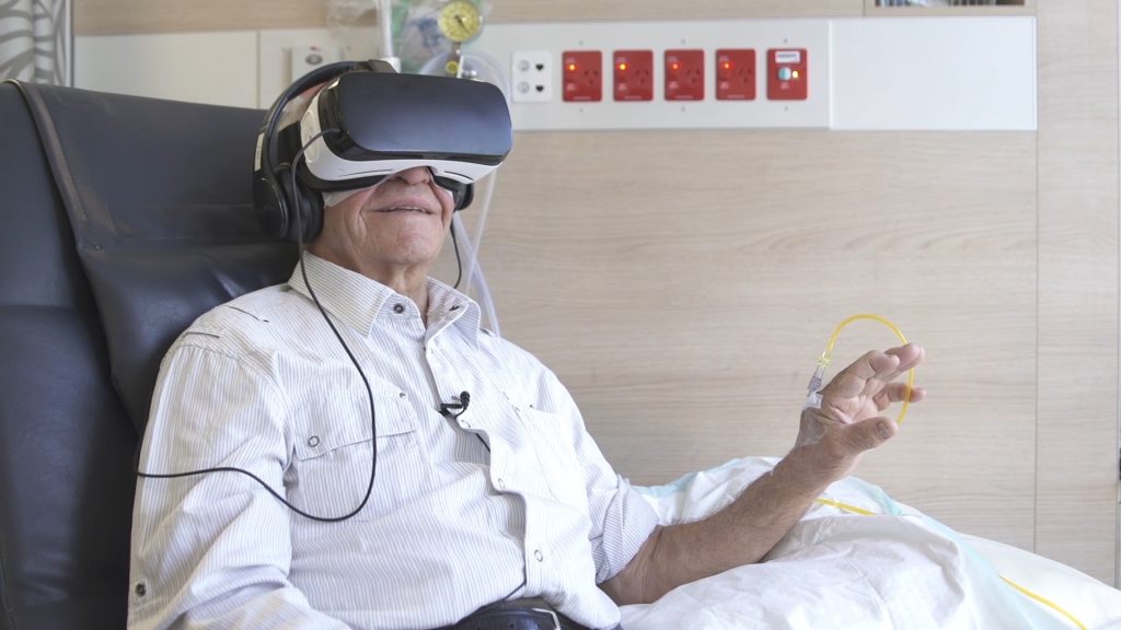 治療のストレスを軽減。ベッドの上から旅先へ患者をいざなうVR
