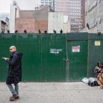 ホームレスの自立を支援する寄付アプリ「StreetChange」 width=