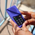太陽光で動くMP3プレーヤー「URIDU MP3 Player」が、アフリカの女性を救う