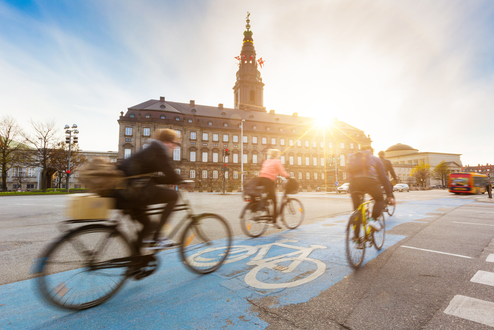 自転車先進国のデンマークが導入した、自転車渋滞を防ぐための電子標識