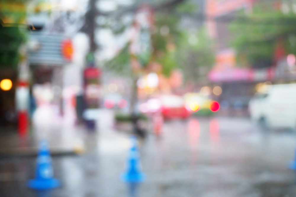 街に彩りを。雨の日限定、水中の生き物が浮かび上がる「Project Monsoon」