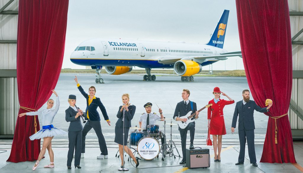 大西洋の上空が舞台に。アイスランド航空乗務員が機上ライブパフォーマンス