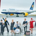 大西洋の上空が舞台に。アイスランド航空乗務員が機上ライブパフォーマンス width=