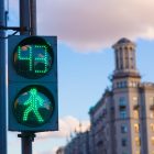 高齢者が信号をハックする。歩くスピードに応じて青信号の時間を調整できるアプリ「Crosswalk」
