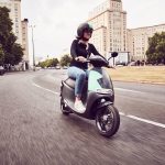ベルリンで広まる電気スクーターのシェアリング。「COUP」が提案するエコな移動 width=