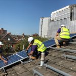 再エネで貧困を緩和する。イギリスが公営住宅に無料でソーラーパネル設置へ width=