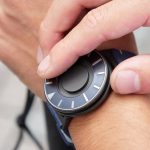 時間に「さわれる」腕時計。健常者と障がい者の垣根をなくすデザイン width=